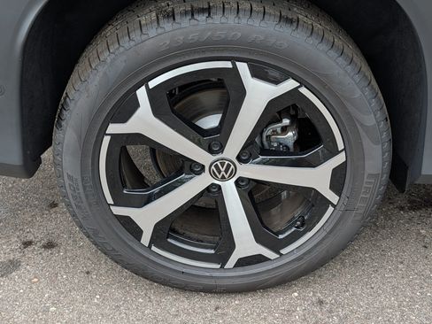 Used 2025 Volkswagen Tiguan SE AWD/4WD image 15