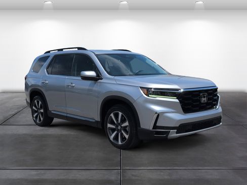 Certified 2025 Honda Pilot Touring image 2