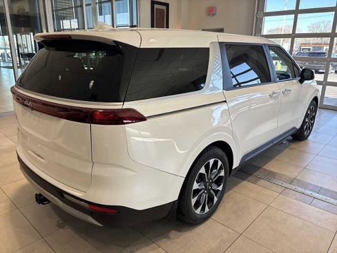 Used 2024 Kia Carnival EX image 3