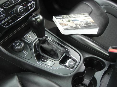 Used 2021 Jeep Cherokee Latitude Plus w/ Sun & Sound Group image 11