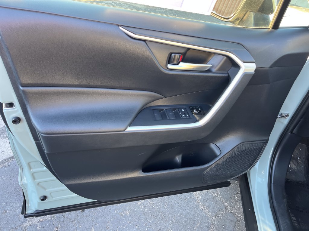 Used 2019 Toyota RAV4 XLE w/ Convenience Package FWD image 10