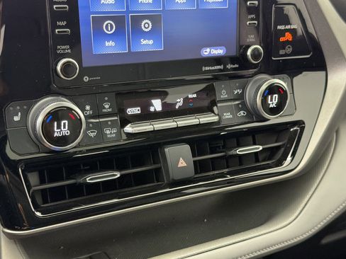 Used 2022 Toyota Highlander XLE FWD image 30