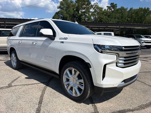 Used 2024 Chevrolet Suburban High Country w/ Advanced Technology Package AWD/4WD image 3