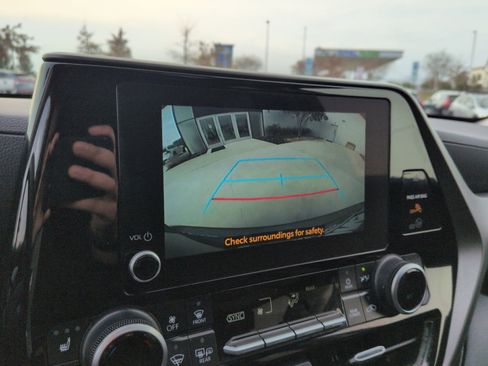 Used 2024 Toyota Highlander LE image 19