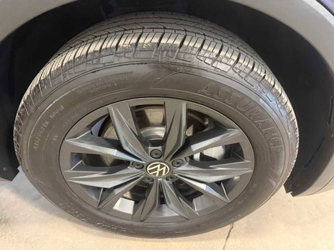 Used 2024 Volkswagen Tiguan SE w/ Panoramic Sunroof Package AWD/4WD image 12
