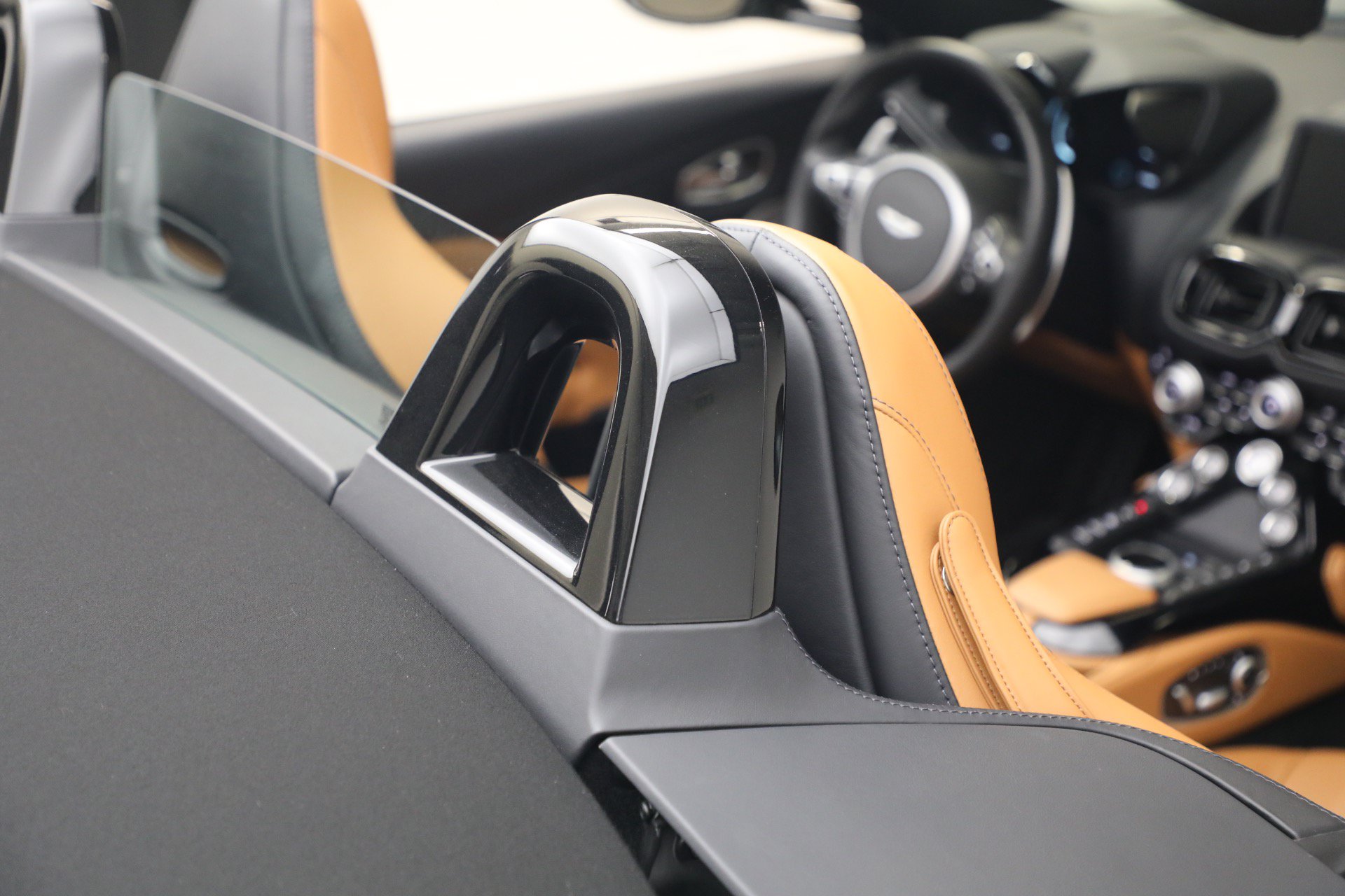 Used 2023 Aston Martin V8 Vantage Roadster RWD image 38