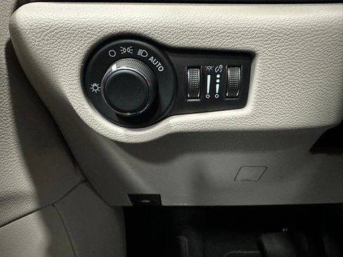 Used 2023 Chrysler Voyager LX image 17