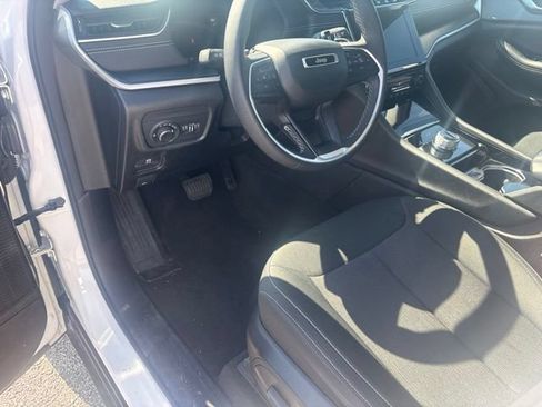 Used 2023 Jeep Grand Cherokee Laredo AWD/4WD image 16