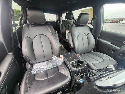 Used 2026 Chrysler Pacifica Select FWD image 6
