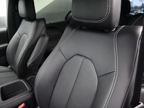 New 2026 Chrysler Pacifica Select image 14