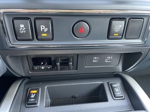 Used 2024 Nissan Titan SV w/ SV Convenience Package image 28