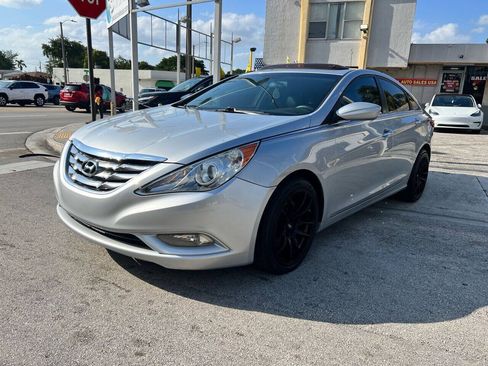 Used 2011 Hyundai Sonata SE w/ Navigation & Sunroof Pkg 4 FWD image 2