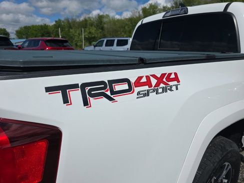 Used 2019 Toyota Tacoma TRD Sport AWD/4WD image 8