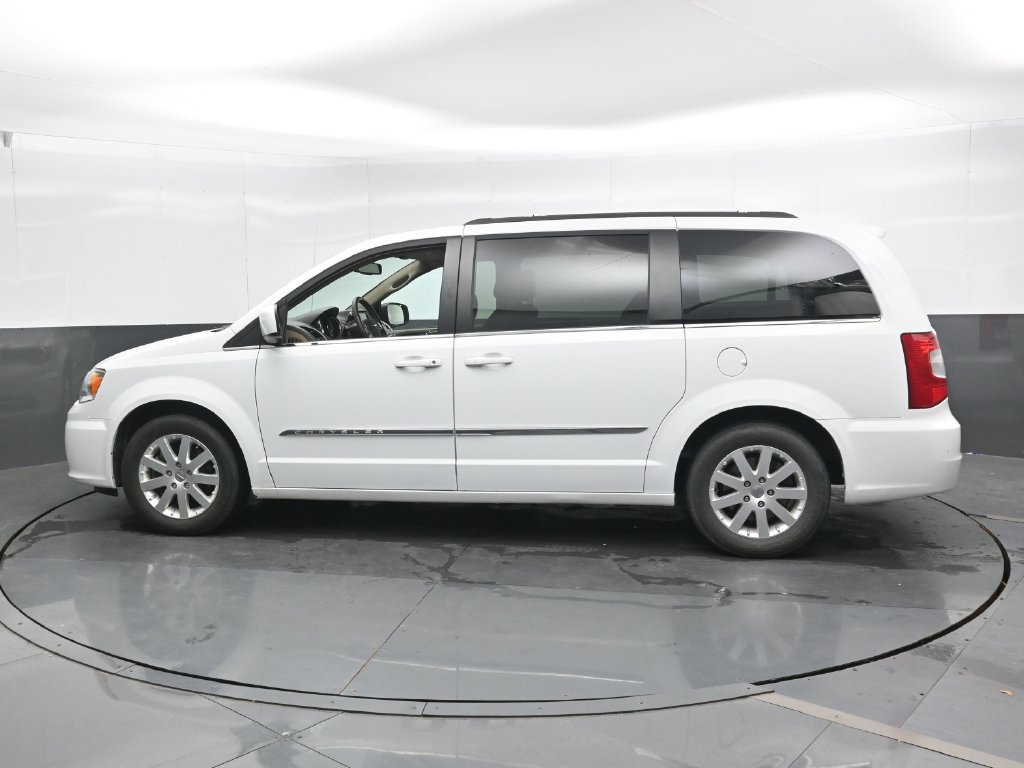 Used 2016 Chrysler Town & Country Touring FWD image 9