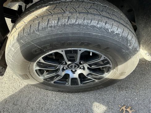 Used 2023 Nissan Titan SV w/ SV Convenience Package image 9