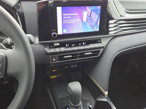 Used 2025 Toyota Camry SE w/ Convenience Package image 25