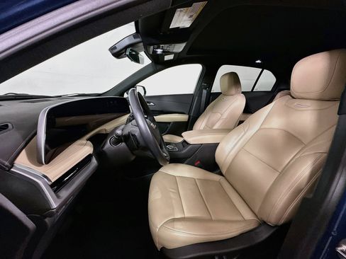 Used 2024 Cadillac XT4 Luxury w/ Cold Weather Package FWD image 13