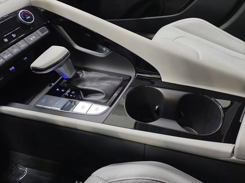 Used 2024 Hyundai Elantra Limited image 24