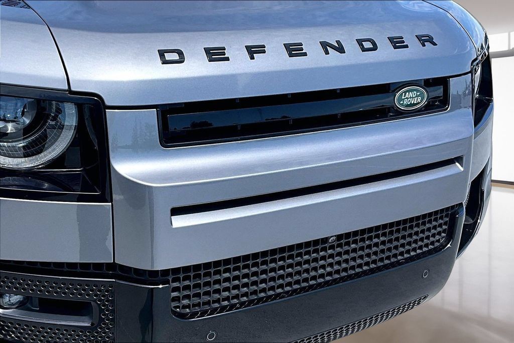 Certified 2024 Land Rover Defender 110 X-Dynamic SE AWD/4WD image 31