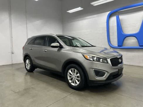 Used 2017 Kia Sorento LX w/ LX Convenience Package image 2