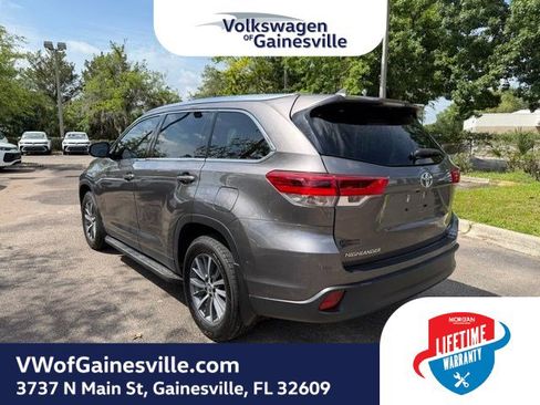Used 2019 Toyota Highlander XLE FWD image 4