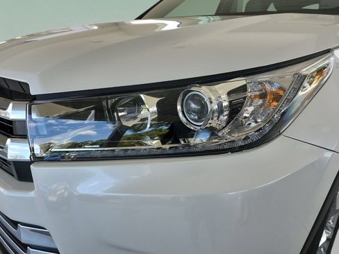 Used 2018 Toyota Highlander Limited FWD image 31