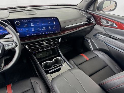 Used 2025 Chevrolet Traverse RS image 25