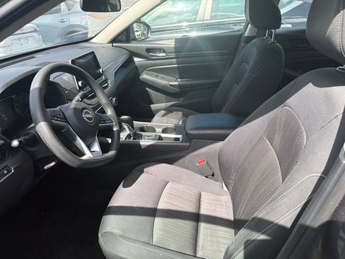 Used 2025 Nissan Altima 2.5 SV FWD image 2