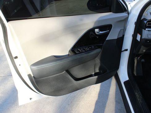 Used 2022 Kia Niro LXS image 11