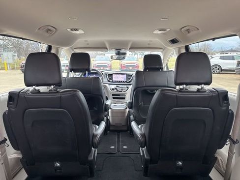 Used 2024 Chrysler Pacifica Touring-L image 29