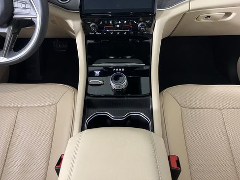 Certified 2024 Jeep Grand Cherokee Limited w/ Luxury Tech Group II image 16