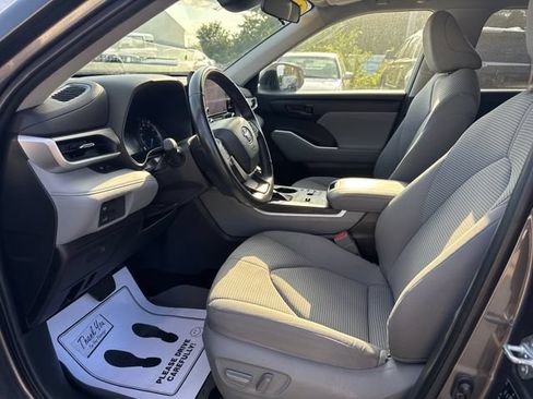Used 2023 Toyota Highlander LE AWD/4WD image 9