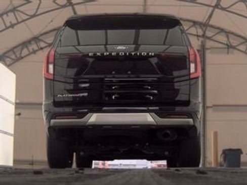 Used 2025 Ford Expedition Platinum w/ Driver's Package AWD/4WD image 9