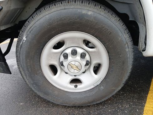 Used 2025 Chevrolet Express 2500 Extended w/ Communications Package image 24