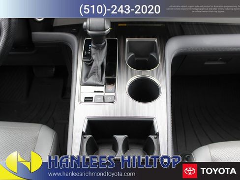 Used 2021 Toyota Sienna Limited image 22