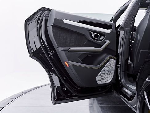 Used 2022 Lamborghini Urus AWD/4WD image 36