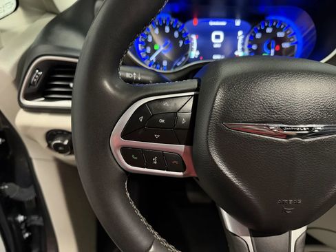 Used 2023 Chrysler Pacifica Touring-L FWD image 20