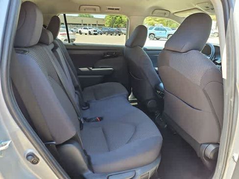 Used 2024 Toyota Highlander LE AWD/4WD image 18