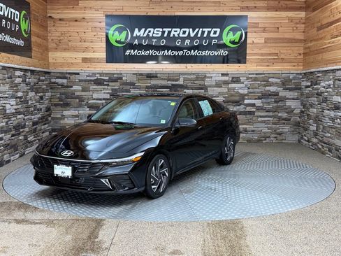 Used 2025 Hyundai Elantra Limited FWD image 4