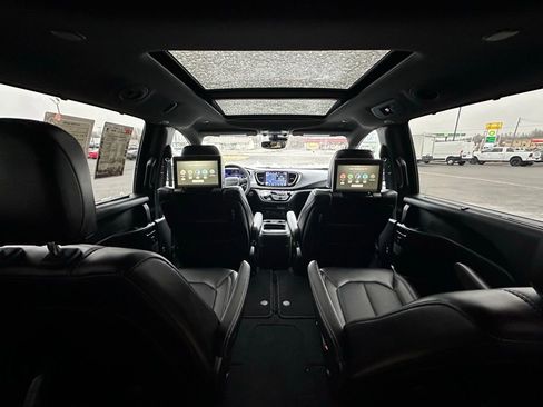 Used 2024 Chrysler Pacifica Touring-L w/ Uconnect Theater Family Group image 46