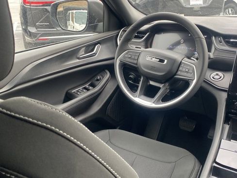 New 2025 Jeep Grand Cherokee L Laredo image 33