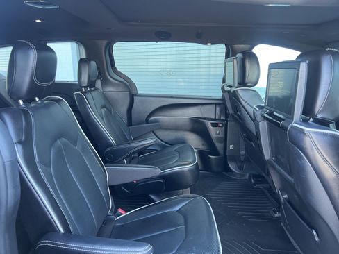 Used 2023 Chrysler Pacifica Limited w/ Uconnect Theater Family Group AWD/4WD image 14