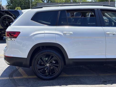 Used 2022 Volkswagen Atlas SE w/ Panoramic Sunroof Package FWD image 9