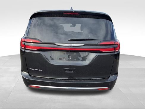 Used 2023 Chrysler Pacifica Touring-L FWD image 4