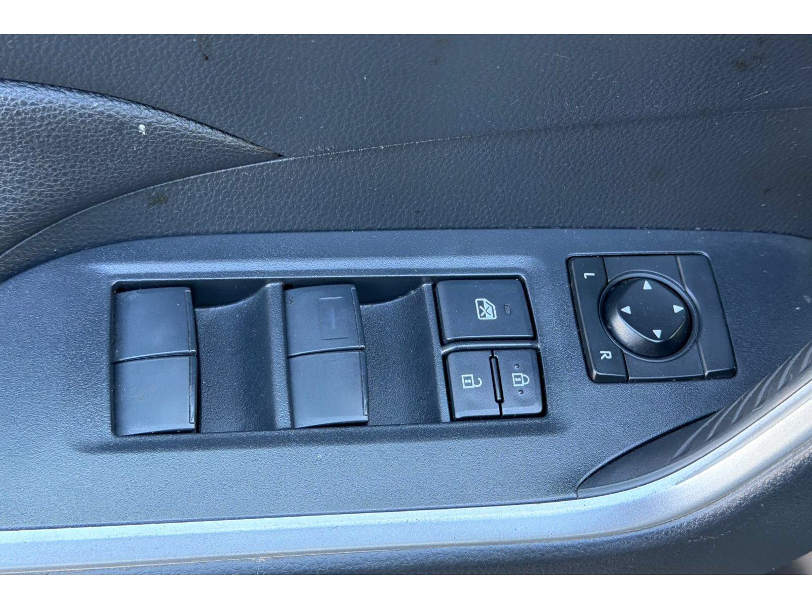 Used 2019 Toyota RAV4 XLE w/ Convenience Package AWD/4WD image 12