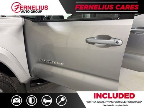 Used 2018 Toyota Tacoma SR5 AWD/4WD image 11