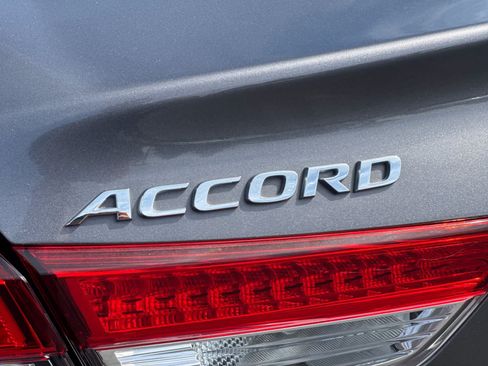 Used 2018 Honda Accord Touring image 32