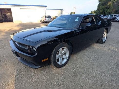 Used 2014 Dodge Challenger SXT RWD image 7
