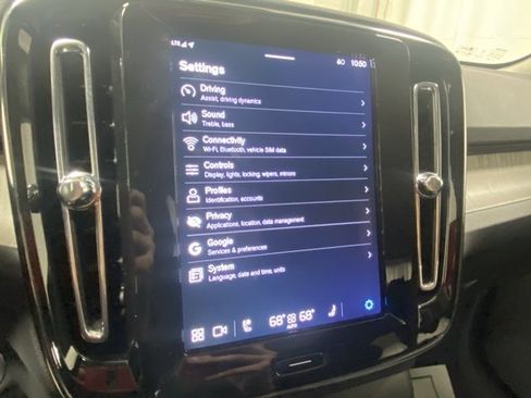 Used 2025 Volvo XC40 B5 Core image 23