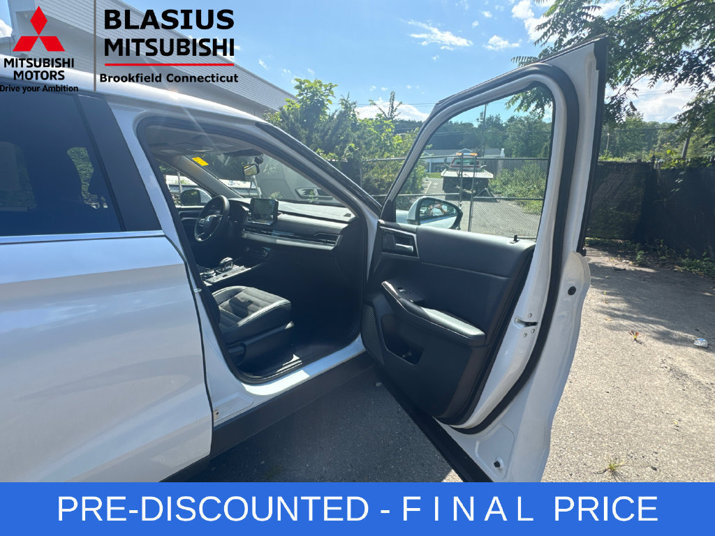 Used 2024 Mitsubishi Outlander 4WD Plug-In Hybrid image 28